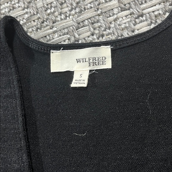 Wilfred Free | Black Valeria V-Neck Tank - Picture 2 of 8